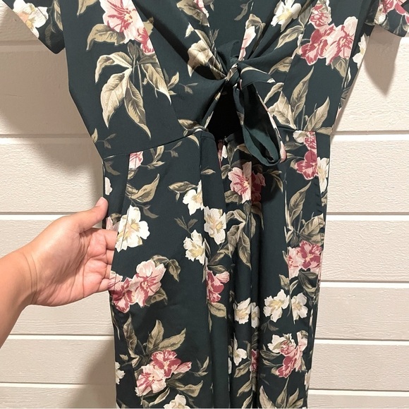 NWOT Volcom Emerald Green Haute Tropic Floral
Plunge Jumpsuit Size Small - Picture 6 of 12